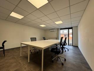 TE HUUR: Jouw ideale werkplek in Harelbeke! 💖Ontdek een plek waar productiviteit en passie samenkomen, verscholen op de Kortrijksesteenweg 321 Bus...