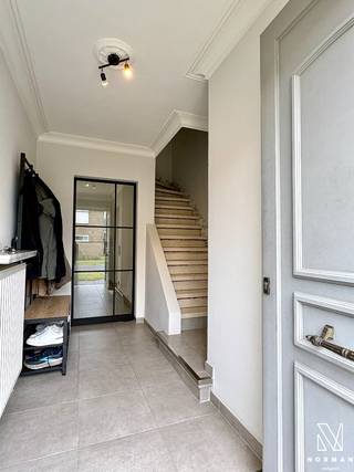 Deze verzorgde woning is gelegen in het midden van de Oogststraat. Een aangename en kindvriendelijke buurt te Kuurne.Bij het betreden van de woning...