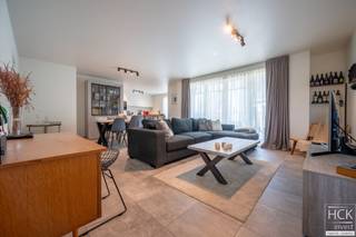 <strong>De ligging</strong><br />Dit tot in de puntjes afgewerkte recente appartement (bouwjaar 2021) is zeer goed gelegen, pal in het centrum van Kruishoutem en vlakbij o.a. de Carrefour, apothekers, horecazaken en diverse andere dienstverleningen. De Markt, alsook het openbaar vervoer zijn te voet bereikbaar. Tevens zijn alle aanpalende randgemeenten Deinze/Waregem/Oudenaarde/Zulte alsook Kortrijk/Gent vlot bereikbaar dankzij de directe nabijheid van diverse verbindingswegen, alsook is het op- & afrittencomplex van de E17 op amper 5 min. rijden te bereiken.<br /><br />Het appartement bevindt zich op de tweede verdieping van 'Residentie Nautic' en bevat ondermeer een lichtrijke en ruime leefruimte, volledig en mooi uitgeruste keuken, <strong>2 terrassen</strong>, 2 slaapkamers en een ruime <strong>garagebox </strong>achteraan het gebouw. Dankzij het gebruik van alle moderne bouwtechnieken is dit appartement een echte aanrader!<br /><br /><strong>Indeling</strong><br />Inkomhal - apart toilet - woonkamer met keuken en aanpalend terras met zicht op de Markt - slaapkamer 1 - slaapkamer 2 - keukenberging - badkamer - zeer ruim terras achteraan.<br /><br /><strong><span>Kenmerken</span></strong><br /><span>- Bouwjaar residentie 2021</span><br /><span>- Bewoonbare oppervlakte: 125m2</span><br /><span>- CV op aardgas</span><br /><span>- Driedubbel glas</span><br /><br /><strong>Troeven</strong><br />- RUIM APPARTEMENT !!<br />- TOPLIGGING !!<br />- ENERGIEZUINIG !!<br />-<strong> GARAGEBOX INBEGREPEN !!</strong><br />- CHARMANT EN KLEINSCHALIG GEBOUW (slechts 6 entiteiten in het gebouw)!!<br /><br />Beschikbaarheid: 01/01/2027<br /><br />Gemeen. kosten: 50.00 EUR / maand<br /><br />Voor meer informatie of een bezoek contacteer via het contactformulier