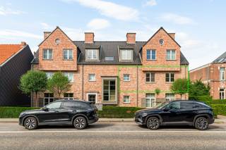 Sommige appartementen overtuigen vooral door hoe aangenaam alles samenkomt. Veel licht, twee ruime slaapkamers, een royaal terras en een energiezuinig karakter: hier zit het plaatje gewoon goed.<br /><br />Het appartement bevindt zich op de eerste verdieping van een zeer verzorgd gebouw met lift. In de leefruimte zorgen de grote raampartijen voor veel natuurlijk licht en een mooi zicht op het groen. Het terras van ca. 26 m² sluit hier rechtstreeks op aan en vormt een echte verlenging van de leefruimte. Ruim genoeg om te tafelen, te ontspannen en volop van het buitenleven te genieten.<br /><br />De keuken is volledig uitgerust en beschikt aansluitend over een praktische berging met plaats voor wasmachine en droogkast.<br /><br />Verder zijn er twee volwaardige slaapkamers, een comfortabele badkamer met ligbad, aparte douche en dubbel lavabomeubel, en een afzonderlijk toilet.<br /><br />Ook praktisch zit het goed. In de kelder beschik je over een privatieve berging van maar liefst 9 m² en achteraan het gebouw hoort een eigen garagebox bij het appartement.<br /><br />Met een EPC-label A is ook aan energiezuinig wonen gedacht. Zonnepanelen, zon- en geluidswerend glas, conforme elektriciteit en een voorziening voor een laadpaal dragen bij aan het hedendaagse wooncomfort.<br /><br />De ligging aan de Kapelsesteenweg maakt het dagelijkse leven makkelijk. Winkels, scholen en openbaar vervoer liggen vlakbij en ook de belangrijkste verbindingswegen zijn vlot bereikbaar.<br /><br />De gemeenschappelijke kosten bedragen ca. €150 per maand.<br /><br />Een instapklaar appartement waar licht, buitenruimte en energiezuinig comfort mooi samenkomen.<br /><br />Interesse? info@neonvastgoed.be of 03/336.88.88