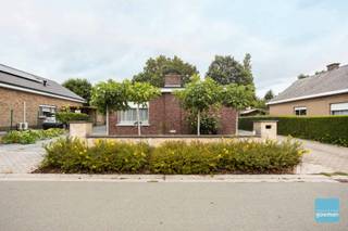 Degelijke bungalow te koop in Wichelen op een perceel van 4,10 are in rustige residentiële straat. <br />Grote woonkamer en 3 ruime slaapkamers. Naast keuken, wasplaats/berging en grote garage.<br />Dubbel glas, cv mazout, zonnepanelen met thuisbatterij.<br />Mits wat opfrissen uw ideale woning! (Uitbreiding met dakverdieping mogelijk)<br />Graag een bezoek? Bel 052/52.80.30 of mail info@goemanvastgoed.be