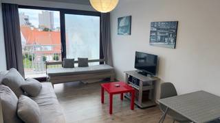 Résidence WANAKA : Au 3ième étage le long de la route du tram avec vue dégagée sur les anciens terrains de tennis et de loin sur la mer, studio meublé, comprenant : un hall d'entrée avec vestiaire, living avec cuisine murale et terrasse et salle de bains avec douche, lavabo et toilette. Cave privée au sous-sol incluse dan sla vente. Chauffage électrique. Résidence avec local à vélos et dont les façades et les terrasses ont été entièrement rénovées en 2024. NB: le double vitrage qui est condensé et que l'on voit sur les foto's va être remplacé.