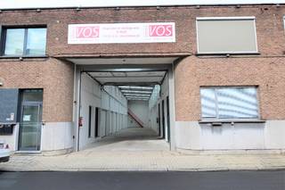 Magazijn  te huur net buiten het centrum van Mechelen.Elektriciteit aanwezig.Oppervlakte: 64m² breed = 8mdiep = 8mHuurprijs: 375 euro excl 21%...