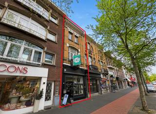 <p>In an excellent location on the Statielei in Mortsel is this commercial property with a rented retail space and upper floors with renovation potential. The property combines a stable investment with the possibility to create a comfortable living space above the store, completely according to your own wishes. The ground floor comprises a neat and fully equipped retail space of approximately 40 m², currently leased to Twice As Nice, with a practical storage room to the rear and a spiral staircase to the second floor. The commercial space is move-in ready, which means you can count on a hassle-free income immediately. Important to know: the building has only one entrance, so the residential spaces above can only be occupied in combination with the store.</p><p>On the second floor is a spacious living space with toilet and a balcony facing the street. This floor requires renovation, but offers an excellent basis for creating a pleasant living space. The second floor consists of a bedroom on the street side with adjoining bathroom and also requires renovation, with potential for an efficient layout.</p><p>Key Features:</p><ul><li>Prime commercial location on the Statielei</li><li>Retail space of ±40 m² in excellent condition, leased to reliable tenant</li><li>Possibility of living above the store after renovation</li><li>Balcony facing the street</li><li>First and second floor with renovation potential</li></ul><p> </p>