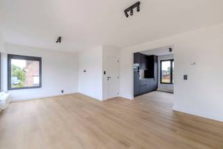 <strong>Instapklare, volledig gerenoveerde woning met 3 slaapkamers en dubbele inpandige garage in Poederlee</strong><br /><br />Deze woning werd volledig en hoogwaardig gerenoveerd met duurzame materialen en is afgewerkt tot in de kleinste details. U geniet van een ruime en lichtrijke leefomgeving met 3 volwaardige slaapkamers, een stijlvolle badkamer en een moderne, volledig uitgeruste keuken voorzien van alle hedendaagse toestellen.<br /><br />Een absolute troef zijn de twee inpandige garages, die niet alleen plaats bieden voor voertuigen, maar ook perfect kunnen dienen als hobbyruimte, atelier, praktijkruimte of extra bergruimte.<br /><br />Ook op technisch vlak scoort deze woning uitstekend:<br /><br />
<ul>
<li>EPC-label A</li>
<li>Conforme elektrische installatie</li>
<li>Volledig geschilderd</li>
<li>Voorzien van alle verlichting</li>
<li>Volledig aangelegde oprit</li>
<li>Volledig omheinde en aangelegde tuin</li>
</ul>
Hier hoeft u werkelijk niets meer te doen. Verhuizen, uitpakken en genieten: deze woning is de definitie van instapklaar wonen.<br /><br />De woning is bovendien onmiddellijk beschikbaar.<br /><br />Interesse?<br />Contacteer vandaag nog FLOR Vastgoed voor meer informatie of een bezichtiging.