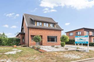 <p><span>Op zoek naar een instapklare &amp; rustig gelegen woning? Dan is dit jouw kans!</span></p><p><span> </span></p><p><span>Deze charmante woning is rustig gelegen in een groene omgeving, maar geniet tegelijk van een vlotte verbinding naar belangrijke invalswegen. </span></p><p><span>Dankzij de dubbele beglazing (buitenschrijnwerk: PVC), de condenserende pelletketel en de spouwmuurisolatie geniet je hier van een aangenaam wooncomfort.</span></p><p><span>Het huis is bovendien asbestveilig en beschikt over een energielabel D - met een eenvoudige dakisolatie kan dit (cfr het afgeleverd EPC) zelfs naar label C!</span></p><p><span> </span></p><p><span>Indeling:</span></p><p><span>Gelijkvloers: Inkomhal, gezellige leefruimte, volledig ingerichte keuken, veranda, badkamer met ligbad, douche en lavabo, berging en afzonderlijk toilet.</span></p><p><span>Verdieping: Nachthal, toilet en drie slaapkamers.</span></p><p><span>Extra: Een kelder en zolder bieden opbergmogelijkheden.</span></p><p><span> </span></p><p><span>Dankzij het perceel van 8A 09CA geniet je van een aangename buitenruimte, ideaal om tot rust te komen in het groen.</span></p><p><span> </span></p><p><span>Troeven op een rij:</span></p><p><span>- Rustige, groene ligging met uitstekende bereikbaarheid</span></p><p><span>- Instapklaar, af te werken naar eigen smaak</span></p><p><span>- Asbestveilig</span></p><p><span>- Energiezuinige ingrepen reeds aanwezig (dubbele beglazing, spouwmuurisolatie, pelletketel)</span></p><p><span>- Elektrische installatie CONFORM AREI</span></p><p><span>- Aanwezigheid van kelder en zolder</span></p><p><span> </span></p><p><span>Kortom: Een woning die je meteen kan betrekken, met veel potentieel en een prachtige ligging!</span></p><p><span> </span></p><p><span>Breng snel een bezoek voor het te laat is! Neem contact op met Kenneth (kenneth.pollet@vastgoedhuys.be) op 0472/03 25 88 of met Melissa (melissa.cardaci@vastgoedhuys.be) op 0486/54 71 80.</span></p>
