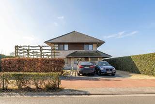 <p>Voor meer info of een bezoek, bel 053 59 49 34 - Op een strategische locatie te Ternat bevindt zich deze<strong> instapklare villa met bouwjaar 2008 op een perceel van bijna 8are</strong>. De ligging is reeds de eerste troef van de woning. Verschillende faciliteiten (scholen, openbaar vervoer, winkels, centrum Ternat ...) bevinden zich op wandelafstand. De E40 richting Brussel en Gent is vlot bereikbaar. Met een <strong>bewoonbare oppervlakte van maar liefst 330 (!) m²</strong> biedt deze woning <strong>vijf (zeer) ruime slaapkamers </strong>en twee badkamers (met alle comfort). Het gelijkvloers beschikt over een ruime inkomhal met gastentoilet, een bureauruimte, een woonkamer én eetkamer en een <strong>volledig geïnstalleerde keuken</strong>. Op de eerste verdieping vinden we nog vier slaapkamers terug (waarvan de masterbedroom over zijn eigen badkamer én dressing beschikt) en een aparte badkamer met douche. De zolderverdieping van maar liefst 70m² is bereikbaar met een vaste trap en kan voorzien worden als polyvalente ruimte of extra slaapkamer. Verder beschikt de woning over een <strong>ruime (droge) kelder, een prachtig zuidgerichte tuin, een oprit voor meerdere personenwagens en een aparte garage achterliggend</strong>. Gunstig EPC - Geen renovatieplicht - Dubbele beglazing - Aluminium-profielen - Betonnen constructie - CV aardgas - Radiatoren - Mogelijkheid vrije beroepen - <strong>Momenteel verhuurd aan 1.850,00 EUR/maand. </strong>(Maatregelen opgenomen in het maatregelenregister: nee)</p>