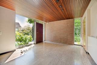 <p><strong><em>Stijlvolle bungalow met tijdloze architectuur zoekt nieuwe toekomst aan de Leuvense stadsrand</em></strong></p><p><strong><em>Gelegen in een gezochte, residentiële omgeving aan de Leuvense stadsrand bevindt zich deze charmante bungalow die opvalt door een tijdloze, strakke architectuur en een overvloed aan natuurlijk licht.</em></strong></p><p></p><p><em>Heb je interesse en wil jij als eerste de kans grijpen om jouw droomwoning te ontdekken? We trappen onze verkoop af met een </em><strong><em>exclusieve “Avant-Première” op woensdag 24/06 - donderdag 25/06 - vrijdag 26/06 </em></strong><em>. Plan nu jouw bezoek via de ‘Plan jouw bezoek’ knop. De richtprijs bedraagt 549.000 euro. De biedingstermijn loopt tot en met 29/06. Bekijk hieronder het Avant-première reglement.</em></p><p></p><p>De woning verwelkomt bezoekers in een royale, lichtrijke inkomhal waar de authentieke natuurstenen vloer meteen de toon zet en die tevens ruimte biedt voor een vestiaire en een gastentoilet. Elegante glazen wanden zorgen voor een open en vloeiend gevoel richting de sfeervolle woonkamer, waar de natuursteen vloer harmonieus doorloopt. Hier vormt de gezellige open haard het rustpunt, terwijl grote raampartijen veel lichtinval bieden en toegang verlenen tot het terras. Aansluitend bevindt zich de ruime en zorgvuldig onderhouden keuken, die perfect aansluit bij de dynamiek van het dagelijkse leven.</p><p></p><p>Via de nachthal, die voorzien is van een ingebouwde vestiaire en een apart toilet, bereikt men vier volwaardige en comfortabele slaapkamers en een verzorgde badkamer.</p><p>Onder de leefruimtes beschikt de woning over een omvangrijke kelderverdieping met een dubbele garage, uitgerust met een elektrische sectionaalpoort, een praktische wasplaats, extra bergruimte en de technische installaties, aangevuld met een handige kruipkelder.</p><p></p><p>Het buitenleven is hier een ware troef met een royaal terras van maar liefst 116m² dat naadloos overgaat in een volgroeide, groene tuin met een charmant tuinhuis waar rust en volledige privacy gegarandeerd zijn op een perceel van 09a 90ca.</p><p></p><p>Deze woning bevindt zich in een rustige straat op wandelafstand van het openbaar vervoer, een basisschool en kinderopvang, terwijl het bruisende centrum en het station van Leuven vlot met de fiets bereikbaar zijn en de oprit naar de snelweg E40 op nauwelijks tien minuten rijden ligt.</p><p></p><p>Hoewel het gebouw een doordachte modernisering vraagt om te voldoen aan de huidige energienormen, biedt deze unieke eigendom een zeldzame kans om een architecturale parel te transformeren tot een stijlvolle en eigentijdse thuis.</p><p><strong><em>Bent u klaar om het potentieel van deze unieke woning zelf te ontdekken en hier uw eigen verhaal te schrijven, neem dan contact met ons op voor een bezoek.</em></strong></p>