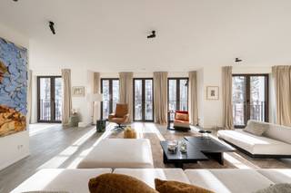 <p>De bruisende wijk Quartier Latin wordt ook wel de Theaterbuurt genoemd. Ook overdag is het hier de moeite waard: je vindt er vele mode-, antiek- en interieurwinkels. Hopland en de Schuttershofstraat huisvest chique boetiekwinkels.<br /><br />Op de iconische Antwerpse Graanmarkt vinden we dit exclusieve residentiële project. Met een uitzonderlijke gevelbreedte van maar liefst 17m en één appartement per verdieping, is de term herenwoningen helemaal op zijn plaats.<br /><br />Ontwikkelaar VL-Holding en Bermaso hebben hun meest exclusieve ontwikkeling gezet in het midden van de stad Antwerpen. Naast luxueus wonen is hier ook nagedacht aan de toekomst. Het BEN appartement is voorzien van een warmtepomp en zonnepanelen, hierdoor heeft het appartement het meest gunstige energielabel op de markt.<br /><br />De afwerking van dit appartement is buitengewoon! <br />High-end maatwerk, kwalitatieve vloeren, structuurverf, een luxe open keuken en hoogwaardige afgewerkte badkamers.<br /><br />Dit appartment brengt twee ruime suites met telkes een eigen ensuite badkamer.<br /><br />Waar wij onmiddellijk aan verkocht waren?<br />Met zijn 17m gevelbreedte, pal zuid georiënteerd, leef je in de stad en toch rustig.<br /><br />Aan de achterkant van het appartement vinden we een gezellig terras terug, volledig overdekt wat zorgt voor een gebruik in alle seizoenen.<br /><br />Verder worden nog twee ondergrondse autostaanplaatsen aangeboden in het gebouw.<br /><br />Niet alleen het appartement, het ganse gebouw straalt luxe en comfort uit met zijn statige inkom en trappenhal.<br /><br />Bent u geïnteresseerd?<br />Contacteer LISTED voor een persoonlijke rondleiding: 03 283 51 51.</p>