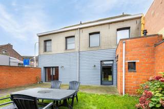 Opbrengsteigendom met 2 appartementen in het centrum van Eppegem ideaal als kangoeroewoonst, voor eigen bewoning of verhuur Ontdek deze unieke...