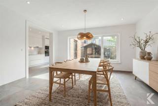 <p><span><strong>Ruime gezinswoning met vernieuwde basis in Lombardsijde</strong></span></p><p><span>Op zoek naar een betaalbare woning aan zee met veel potentieel? Deze ruime gezinswoning (188 m²) ligt in het rustige Lombardsijde, op slechts 5 minuten van de jachthaven van Nieuwpoort en vlak bij winkels, openbaar vervoer en de E40.</span></p><p><span>In 2024 werd de woning grondig gerenoveerd. Het dak werd volledig vernieuwd, net als de ramen, buitendeuren en leidingen. Daarnaast werd de woning uitgerust met een warmtepomp, vloerverwarming en zonnepanelen.</span></p><p><span>Het gelijkvloers is nagenoeg volledig afgewerkt en onmiddellijk bewoonbaar. Enkel de keuken moet nog geplaatst worden en enkele beperkte schilder- en afwerkingswerken resten nog. De bovenverdieping kan u verder afwerken volgens uw eigen wensen, met tal van mogelijkheden,</span></p><p><span><strong>Troeven</strong></span><br /><span>• Topligging vlak bij zee en Nieuwpoort</span><br /><span>• Grondige renovatie sinds 2024</span><br /><span>• Vernieuwd dak, ramen en buitendeuren</span><br /><span>• Warmtepomp, vloerverwarming en zonnepanelen</span><br /><span>• Ruime, lichtrijke leefruimte</span><br /><span>• 4 slaapkamers en <u>grote uitbreidbare zolder</u></span><br /><span>• Garage, bijkeuken, oprit, voortuin en tuin met tuinhuis</span><br /><span>• Gelijkvloers instapklaar, boven nog naar eigen smaak af te werken</span></p><p><span><strong>Een unieke kans om een ruime gezinswoning aan de kust te kopen voor een prijs die vaak lager ligt dan die van een appartement in de omgeving.</strong></span></p><p><span>Meer info/bezoek? <strong>0470 34 20 25</strong> of </span><span><strong>karel@roetsvastgoed.be</strong></span><span>.</span></p>