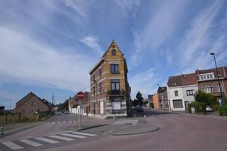 SINT-PIETERS-LEEUW - Karaktervolle hoekwoning van ± 200m² met 4 slaapkamers, volledig te renoveren. Het is als volgt samengesteld: 4 slaapkamers,...