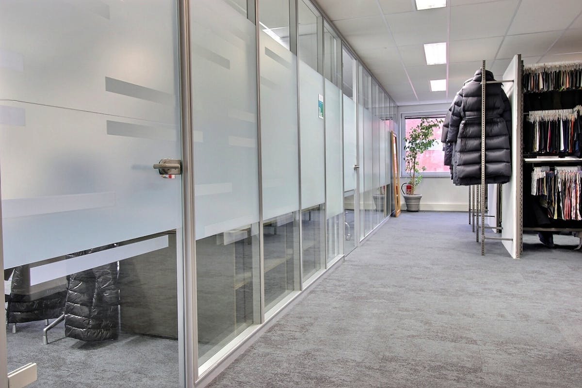 Rented office of 444m² with 10 car parks - photo 4