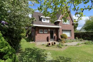 Deze charmante vrijstaande woning heeft al een praktische indeling met ruime, luchtige vertrekken. Ook de verdieping geniet van mooie...