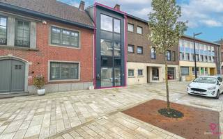 Bij ImmoFusion 7/7 open huis: klik op onze 3D-tour en ervaar vastgoed alsof je er zelf doorloopt.<br /><br />Bent u op zoek naar een veelzijdige woning in het bruisende hart van Beringen-Centrum, vlak bij winkels, restaurants en openbaar vervoer? Dan is deze recent gerenoveerde woning een unieke kans.<br /><br />Bij het betreden van het pand vallen meteen de twee aparte toegangen op: een trap naar boven naar het appartement en een deur naar het gelijkvloerse woongedeelte met één slaapkamer. Deze indeling maakt het perfect mogelijk om verschillende functies te combineren onder één dak, met behoud van privacy.<br /><br />Het gelijkvloers werd recent vernieuwd en dat merkt u meteen. U komt binnen in een gezellige leefruimte die ook perfect kan dienen als eetkamer. Aansluitend bevindt zich de volledig nieuwe keuken met moderne afwerking en kwaliteitsvolle materialen. Achter de keuken is er momenteel een toilet met lavabo, evenals een ruimte die reeds voorbereid is om ingericht te worden als badkamer, volledig naar eigen wens. Achteraan vindt u een ruime slaapkamer met veel natuurlijk licht en een rustgevend uitzicht op het gezellige stadstuintje, waar het heerlijk vertoeven is.<br /><br />Via de trap aan de voorzijde bereikt u het appartement. Hier komt u binnen in een aangename leefruimte met eigen keuken. Van hieruit heeft u toegang tot het terras op de eerste verdieping, een fijne plek om te genieten van zon en rust. Op de verdieping erboven bevindt zich een zeer ruime slaapkamer en een badkamer met douche, wat zorgt voor comfortabel en zelfstandig wonen.<br /><br />Deze woning is ideaal voor een koppel of alleenstaande die op zoek is naar flexibiliteit in gebruik, maar ook bijzonder geschikt voor wie wonen en werken wil combineren. De woning is momenteel een woonst, maar biedt duidelijke mogelijkheden voor een bureau of praktijk aan huis, zoals bijvoorbeeld voor een schoonheidsspecialiste. Een eigen handelsruimte van minder dan 100 m² is immers niet vergunningsplichtig, waardoor de koper de mogelijkheid heeft om aan te kopen aan 2% registratierecht.<br /><br />Dankzij de centrale ligging geniet u van alle voordelen van het stadsleven, terwijl Beringen ook tal van groene ruimtes en recreatiemogelijkheden te bieden heeft.<br /><br />Pluspunten van deze woning zijn de ligging in het centrum, parkeermogelijkheden voor het gebouw, de mogelijkheid tot combinatie van wonen en handelsruimte van ongeveer 50 m², de instapklare staat waarbij kopen echt verhuizen is, het gezellige stadstuintje en het terras op de eerste verdieping.<br /><br />Voor een bezichtiging ter plaatse of meer informatie kan u ons bereiken op 078/78.78.70, of kom gerust langs op kantoor. U bent steeds welkom bij ImmoFusion.<br /><br />Pluspunten :<br />- In het centrum<br />- Parkeermogelijkheden voor het gebouw<br />- Mogelijkheid tot app en handelsruimte van 50m²<br />- Volledig instapklaar <br />- Stadstuintje<br />- Terras op de 1ste verdieping<br />-2% RR!!<br /><br />Voor een bezichtiging ter plaatse of meer info, bel ons op 078/78.78.70, of kom gewoon binnen op ons kantoor, steeds welkom!