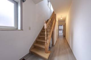 Deze volledig gerenoveerde woning bevindt zich in het rustige Sint-Amands, nabij scholen, winkels en openbaar vervoer. Op wandelafstand vinden we...