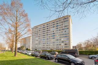 11de VERDIEPING<br />Inkomhal 11m² op tegel met gastentoilet en ingebouwde vestiaire kasten.<br />Woonkamer 30m² op parket.<br />Keuken 9m² op tegel met keramische kookplaat, oven, dubbele spoelbak en ontbijthoek.<br />1ste slaapkamer 17m² op kurk.<br />Badkamer 5m² op tegel met bad/douche combinatie, enkele lavabomeubel, aansluiting voor wasmachine en droogkast.<br />2de slaapkamer 11m² op kurk.<br />Terras 7m² op tegel.<br /><br />KELDER<br />Kelderberging<br />Verplicht bij aan te kopen van een ondergrondse autostaanplaats aan € 15.000, -.<br /><br />BIJZONDERHEDEN<br />Verwarming stookolie, dubbele en enkele beglazing, schrijnwerk hout en pvc, elektrische rolluiken achteraan, parlofoon, lift.<br /><br />POSITIEVE PUNTEN<br />Inclusief ondergrondse staanplaats<br />Panoramisch uitzicht over Antwerpen<br />2 ruime slaapkamers<br />Zeer goed onderhouden