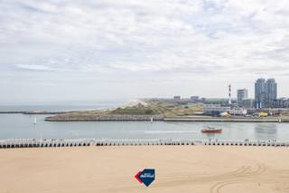 Appartement entièrement rénové avec cuisine ouverte et un séjour lumineux offrant une vue impressionnante sur le entrée du du port et la côte jusqu’à Zeebruges. Les finitions sont de très haute qualité : un parquet continu apporte une ambiance chaleureuse et élégante. La cuisine est attenante à un espace de rangement pratique. À l’arrière, une terrasse paisible est accessible depuis l’une des chambres, idéale pour profiter du calme. Le hall de nuit est équipé de placards intégrés et d’un espace prévu pour une machine à laver. L’appartement offre de nombreux espaces de rangement, et une cave privée est incluse. Situé en plein centre-ville, à deux pas des commerces, restaurants et des transports en commun. Une occasion unique de vivre avec style à la mer — planifiez rapidement votre visite!
