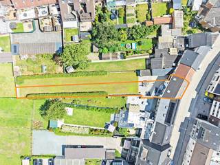 Deze eigendom bevindt zich langs de Stationsstraat te Herzele nabij het centrum, scholen, de Burcht, winkels en uiteraard het station. Er zijn tal van wandel- en fietsroutes richting de kouters gelegen achter het huis. De energiezuinige woning (EPC label B) met inpandige garage werd gebouwd in 2000 en bevindt zich op een perceel grond van 476m². De woning geniet een stevige basis (alle verdiepingen in beton) en werd afgewerkt met kwalitatieve materialen. <br />Indeling: gelijkvloers: inkomhal met gastentoilet, inpandige garage met bergruimte en voorzieningen was- en droogmachine.<br />Eerste verdieping: lichtrijke en ruime leefruimte met terras en aansluitende eetplaats, halfopen keuken met geïnstalleerde toestellen (tevens voorzien van balkon).<br />Tweede verdieping: 3 slaapkamers, ruime badkamer met ligbad, lavabo, douche, afzonderlijk toilet.<br />Buiten geniet men nog een ruim terras en een uitgestrekte tuin.<br />IDEALE GEZINSWONING NABIJ HET CENTRUM AAN EEN JUISTE PRIJS-KWALITEITVERHOUDING!!<br />De naastgelegen woning te Stationsstraat 76 is eveneens te koop, u kan deze woning tevens terug vinden op de website janssens-leroy.be.<br />CV aardgas, ALU ramen HR-beglazing, muren en dak geïsoleerd, EPC: 160 kWh/(m² jaar), energielabel B, bewoonbare oppervlakte volgens EPC: 182 m² (zoldertip niet meegerekend), KI: 867 euro, elektrische installatie niet (volledig) conform het AREI. <br />Woongebied, agrarisch gebied, vergunning uitgereikt, geen rechterlijke herstelmaatregel of bestuurlijke maatregel opgelegd, geen voorkooprecht, verkavelingsvergunning uitgereikt. P-score: A, G-score: A, geen risicozone voor overstromingen.<br />U kan alle attesten bij verkoop downloaden via de website janssens-leroy.be.