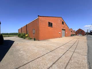 <strong>geïsoleerde loods van 825m² te koop.<br /><br />Troeven:</strong>
<ul><li>dak geïsoleerd</li><li>6 staanplaatsen ervoor</li><li>poort vooraan van 4,3m hoog en 5m breed</li><li>poort achteraan van 4,3m hoog en 6m breed</li><li>drijfkracht aanwezig</li><li>idéale ligging</li><li>grondoppervlakte van 1583m²</li></ul>
splitsing en voorwaarden hieraan verbonden lopende