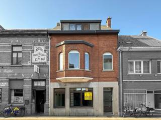 Dit appartement is gelegen op het gelijkvloers van een klein gebouw met slechts 2 wooneenheden en beschikt over een lichtrijke woonkamer met...