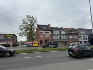 Op de Mechelsesteenweg , vlakbij het bruisende centrum van Dendermonde, hebben we dit interessante investeringspand te koop. Het gelijkvloers is,...