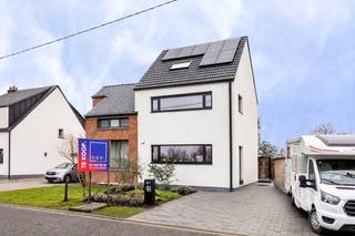 Bent u op zoek naar een volledig gerenoveerde woning (208m²) met 4 slaapkamers en ruime tuin? En hecht u veel waarde aan energiezuinig wonen?...