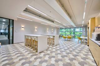 <h1>KANTOREN TE HUUR – INCUBATHOR | THOR PARK GENK</h1>
<p><strong>Professionele en flexibele kantoorruimte met een all-in dienstverlening in een inspirerende ondernemersomgeving.</strong></p>
<p>Op <strong>THOR PARK in Genk</strong> biedt <strong>IncubaThor</strong> een moderne werkomgeving voor <strong>starters, groeibedrijven en gevestigde ondernemingen</strong>. Het afzonderlijke gebouw beschikt over <strong>3.500 m² aan gemeubelde privékantoren, coworkingruimtes en vergaderzalen</strong>.</p>
<p>IncubaThor is geschikt als <strong>hoofdkantoor, satellietkantoor of uitvalsbasis voor consultants en salesteams</strong>.</p>
<h3>PRIVÉKANTOREN</h3>
<p>IncubaThor beschikt over <strong>22 gemeubelde kantoorunits van 25 m² tot 745 m²</strong>. Dankzij de all-in formule geniet u van een volledig uitgeruste kantooromgeving zonder zorgen over bijkomende praktische kosten.</p>
<p><strong>Inbegrepen in de all-in formule:</strong></p>
<ul>
<li>
<p>Gemeubeld kantoor</p>
</li>
<li>
<p>Wekelijkse schoonmaak</p>
</li>
<li>
<p>Elektriciteit, verwarming en airconditioning</p>
</li>
<li>
<p>Wifi</p>
</li>
<li>
<p>Gebruik van vergaderbooths</p>
</li>
<li>
<p>Domiciliëring</p>
</li>
<li>
<p>Toegang tot het partnernetwerk</p>
</li>
<li>
<p>Onroerende voorheffing</p>
</li>
</ul>
<h3>COWORKING & FLEXPLEKKEN</h3>
<p>Op zoek naar een flexibele werkplek? Coworking en flexplekken zijn beschikbaar <strong>vanaf 1 werkplek</strong>.</p>
<p>De formule omvat onder meer <strong>wifi, elektriciteit, schoonmaak, vergaderkrediet, toegang tot netwerkevenementen</strong> en het communitynetwerk van <strong>50+ ondernemers</strong>.</p>
<h3>VERGADERZALEN</h3>
<p>Huurders kunnen gebruikmaken van <strong>vier professioneel uitgeruste vergaderzalen</strong>, voorzien van:</p>
<p><strong>Beamer | presentatiescherm | flipchart | whiteboard | wifi | videoconferencing</strong></p>
<h3>WERKEN IN EEN INNOVATIEVE OMGEVING</h3>
<p>IncubaThor maakt deel uit van <strong>THOR PARK</strong>, een dynamische omgeving waar ondernemerschap, innovatie, technologie en kennis samenkomen. De combinatie van flexibele kantoorformules, professionele faciliteiten en een actief ondernemersnetwerk zorgt voor een ideale werkomgeving voor bedrijven in elke groeifase.</p>
<h3>VLOT BEREIKBAAR</h3>
<p>Het gebouw beschikt over een <strong>ondergrondse parking</strong> en is bovendien vlot bereikbaar via de nabijgelegen parkings <strong>P1 en P8</strong>.</p>
<p><strong>Kantoorruimte huren zonder zorgen? Ontdek de mogelijkheden van IncubaThor op THOR PARK in Genk.</strong></p>
<p><strong>Beschikbaarheid, oppervlaktes en huurvoorwaarden op aanvraag: info@jansenrealestate.be of 011/39 90 50.</strong></p>