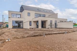 <span><strong>Exclusief duplex-appartement (nieuwbouw) in residentie 'CELAVIE'</strong></span><br />Op de Borreshoefstraat 19 in Dilsen-Stokkem vindt u dit luxueuze en energiezuinige nieuwbouwappartement terug. Het stijlvolle appartementsgebouw ‘CELAVIE’ telt 6 zuidgerichte wooneenheden die allen voorzien zijn van de nieuwste moderne voorzieningen op het gebied van comfort en energie-efficiëntie. Gelegen in een groene omgeving, maar toch vlak bij alle belangrijke voorzieningen, geniet u hier van een uitstekende locatie.<br /><br />Ieder appartement wordt afgewerkt met hoogwaardige materialen en straalt klasse uit door de combinatie van lichte gevelsteen en gebrand hout als gevelbekleding. Elke wooneenheid wordt individueel verwarmd met een lucht-waterwarmtepomp en is voorzien van vloerverwarming. Deze elementen bieden u als bewoner vele voordelen, zoals een gezonde omgeving, betere luchtkwaliteit en aanzienlijk lagere energiekosten. De EPB-score met een E-peil lager als 20 onderstreept de duurzaamheid van dit appartement.<br /><br /><span><strong>APPARTEMENT A 1.2. - DUPLEX</strong></span><br />Het appartement is gelegen op de tweede en derde verdieping en situeert zich centraal in het gebouw. Het appartement heeft een bruto oppervlakte van 188,50 m² en is voorzien van een gezellig aangelegd terras met respectievelijk een oppervlakte van 33,30 m². Daarnaast hebt u toegang tot de tuinberging en een privatieve overdekte parkeerplaats (+- 13m²) aan de achterzijde van het perceel.<br /><br />Appartement A 1.2. heeft de volgende indeling: <br />Verdiep 1:
<ul>
<li>Inkomhal</li>
<li>Vestiaire</li>
<li>Apart toilet</li>
<li>Woonkamer met open keuken</li>
<li>Bergruimte</li>
<li>Terras</li>
</ul>
Verdiep 2:
<ul>
<li>Nachthal</li>
<li>Slaapkamer 1 met aansluitende dressing</li>
<li>Slaapkamer 2</li>
<li>Slaapkamer 3</li>
<li>Bureau</li>
<li>Toilet</li>
<li>Badkamer </li>
<li>Bergruimte & technische ruimte </li>
</ul>
Gelijkvloers:
<ul>
<li>Tuinberging </li>
<li>Autostaanplaats/carport </li>
<li>Gemeenschappelijke tuin aan de achterzijde van het perceel</li>
</ul>
<u>Bij ieder appartement dient er een privé autostaanplaats en tuinberging mee aangekocht te worden. </u><br />De tuinberging en parkeerplaats kunnen naar eigen wens en beschikbaarheid gekozen worden. <br /><br /><span><strong>PRIJS (excl. kosten):</strong></span><br />Appartement: 449.000,00 EUR<br />Tuinberging: 16.080,00 EUR <br />Privé autostaanplaats: vanaf 8.920,00 EUR <br /><em>(De vermelde prijzen zijn exclusief alle koperskosten) </em><br /><br />Er worden reeds 6 zonnepanelen voorzien met een totaal van 2.640 Wp. Dit is nog uitbreidbaar (tegen meerprijs) tot 12 panelen.<br /><br /><span><strong>Mogelijk onder 6% btw-tarief!</strong></span><br />Goed nieuws voor kopers: onder bepaalde voorwaarden kom je mogelijks in aanmerking voor het verlaagde btw-tarief van 6% (in plaats van 21%) op de constructie. Contacteer ons gerust voor meer informatie over deze interessante fiscale kans.<br /><br /><span><strong>TROEVEN VAN RESIDENTIE CELAVIE</strong></span>
<ul>
<li>Top locatie - Vlotte bereikbaarheid van alle belangrijke voorzieningen;</li>
<li>Kleinschalig project bestaande uit zes appartementen;</li>
<li>Moderne uitstraling en kwaliteitsvolle afwerking;</li>
<li>Futureproof en energiezuinig wonen;</li>
<li>Volledig afgewerkte appartementen - exclusief schilderwerken, los meubilair en ingebouwde kasten;</li>
<li>Zuidgericht terras;</li>
<li>Overdekte parkeerplaats en privatieve berging.</li>
</ul>
<br /><em>! De bouwwerken zijn van start gegaan, de oplevering is gepland voor het najaar van 2026 !</em><br /><br />Interesse in dit prachtige nieuwbouwappartement in residentie 'CELAVIE'? Neem vandaag nog contact op met Immo Verslegers via <span><strong>089/23 44 22</strong></span> of mail naar <span><strong>info@immoverslegers.be</strong></span> voor een afspraak en een kijkje in de infobrochure.