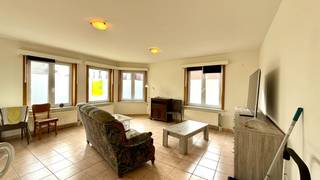 Lichtrijk en praktisch appartement bestaande uit een inkomhal, ruime leefruimte met veel lichtinval en een open, volledig ingerichte keuken.<br /><br />Verder beschikt het appartement over een handige berging met aansluiting voor wasmachine, een badkamer met bad, een apart toilet en twee slaapkamers.<br /><br />Bovendien is er een privatieve autostandplaats voorzien.<br /><br />De huurprijs wordt vermeerderd met 50 EUR gemeenschappelijke kosten.<br /><br />Beschikbaar vanaf 1 februari 2026 (vroeger bespreekbaar!).