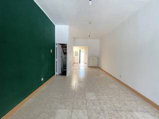 <p><span>KLOOSTERSTRAAT 23, 2850 BOOM</span></p><p><span>Woning nabij het handelscentrum!</span></p><p><span> </span></p><p><span>Deze woning bevind zich op wandelafstand van het handelscentrum.</span></p><p><span>Winkels en scholen zijn allen nabij en veilig te bereiken. De straat is een enkelrichtingsstraat.</span></p><p><span> </span></p><p><span>Met EPC-label C, scoort de woning scoort goed op energetisch vlak.</span></p><p><span>Dit is dankzij de dakisolatie, HR-beglazing en centrale verwarming.</span></p><p><span> </span></p><p><span>Op het gelijkvloers vinden we een inkomhal, leefruimte, keuken, apart toilet, berging en een terras.</span></p><p><span>Op Verd. +1: Twee slaapkamers en een badkamer.</span></p><p><span>Op Verd. +2: Een zolderkamer. </span></p><p><span>Op Verd. -1: een bergkelder. </span></p><p><span> </span></p><p><span>Voor meer info kan u ons bereiken via 03 888 44 01 of via <span>info@immodillen.be</span></span></p><p><span> </span></p>