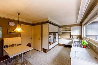 Deze gelijkvloerse woning combineert ruimte, licht en privacy op een ideale locatie vlak bij het centrum van Vichte.De lichtrijke woonkamer met...