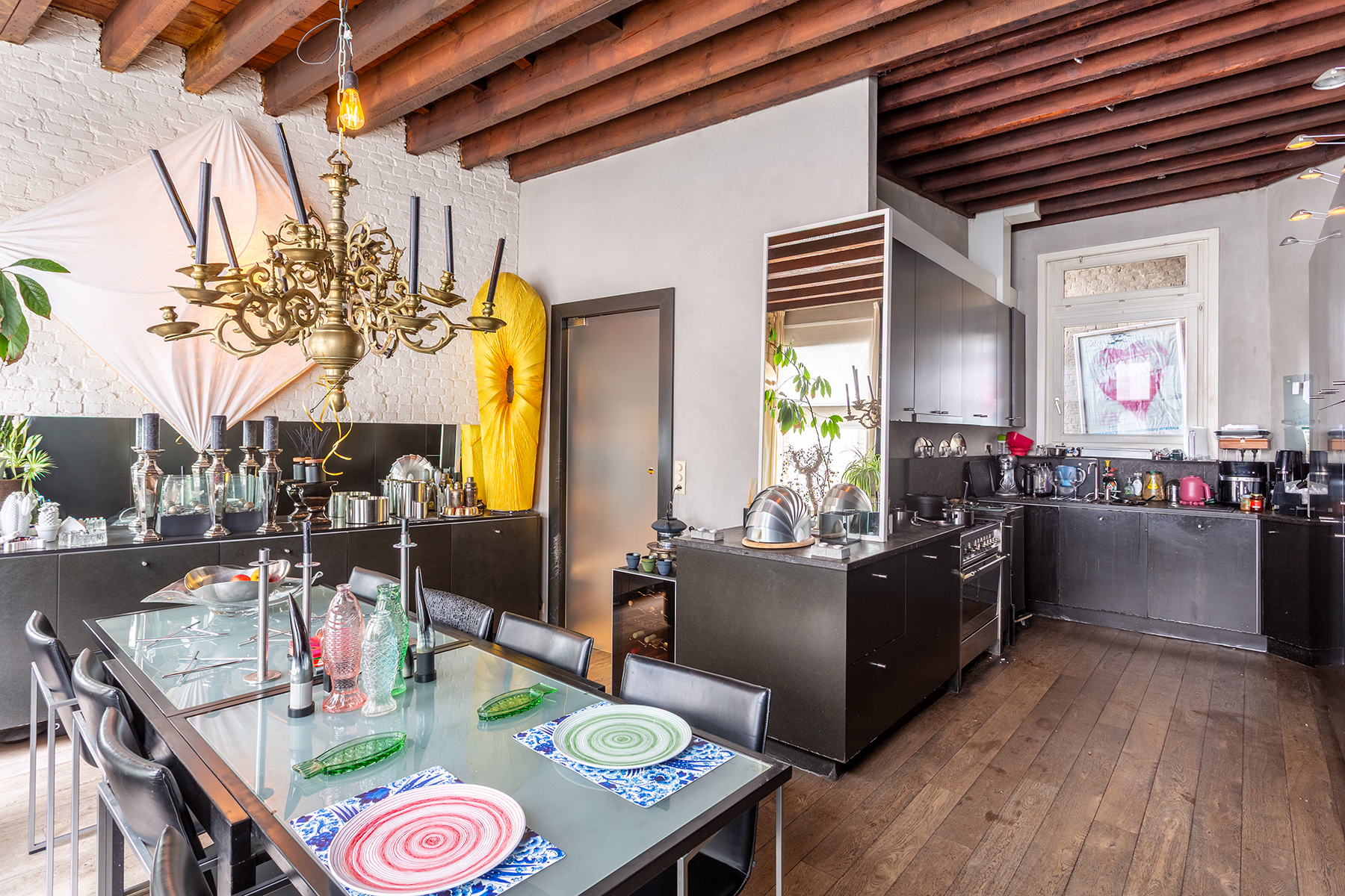 Authentieke woning met winkel en zicht op de Sint Pauluskerk. - foto 5