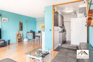 Dit ruime appartement vinden we terug op de tweede verdieping van het complex, en is te bereiken via zowel lift als trap. Je komt terecht in een riante inkomhal die alle ruimtes met elkaar in verbinding stelt. Aan de ene zijde bevindt zich een mooie leefruimte met aanpalende keuken. De grote raampartij zorgt voor veel natuurlijke lichtinval, waardoor een aangenaam ruimtelijk gevoel aanwezig is. Aan de andere zijde komen we in een nachtgang, die de twee grote slaapkamers en de badkamer met inloopdouche aan elkaar koppelt. In de inkomhal bevinden zich twee ingemaakte kasten/opbergruimtes, en extra stockageplaats is er in de grote ondergrondse garage. Het pand is gelegen op een steenworp van het centrum van Gent, met al zijn voorzieningen en uiteraard ontspanningsmogelijkheden in overvloed.Bezoekdag zaterdag 04/07: Inschrijvingen via mail naar stefan@immo-home.be, geen telefonische inschrijvingen! Volg ons op Fb en insta. Voor meer info: www.immo-home.be GRATIS SCHATTING GRATIS FINANCIEEL ADVIES