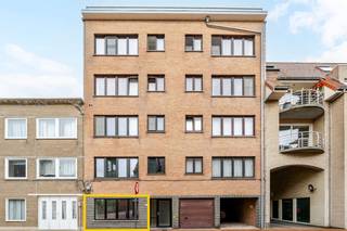 <h2><span>Ruim gelijkvloers appartement op toplocatie in Bredene-Duinen</span></h2><p><span>Op zoek naar een </span><span>ruim en instapklaar appartement vlak bij zee</span><span>? Dit verzorgde gelijkvloerse appartement in de Brusselstraat 10A geniet van een uitstekende ligging in het hart van </span><span>Bredene-Duinen</span><span>, op wandelafstand van het strand, de tram en winkels.</span></p><p><span>Het appartement beschikt over een </span><span>ruime inkomhal</span><span> met apart toilet. De grote woonkamer biedt veel plaats voor een gezellige zit- en eethoek. Aansluitend is er een </span><span>aparte, volledig ingerichte leefkeuken</span><span> met voldoende ruimte voor een eettafel.</span></p><p><span>Verder beschikt het appartement over een </span><span>ruime slaapkamer</span><span>, een badkamer met douche en lavabo en een aparte berging. De </span><span>ramen werden vernieuwd</span><span> en het geheel is verzorgd en onmiddellijk instapklaar.</span></p><p><span>Dankzij de ligging op het </span><span>gelijkvloers</span><span> is het appartement bovendien bijzonder toegankelijk en ideaal voor wie trappen zoveel mogelijk wil vermijden.</span></p><h3><span>Indeling</span></h3><ul><li><span>Ruime inkomhal</span></li><li><span>Apart toilet</span></li><li><span>Grote woonkamer</span></li><li><span>Aparte ingerichte leefkeuken</span></li><li><span>Ruime slaapkamer</span></li><li><span>Badkamer met douche en lavabo</span></li><li><span>Aparte berging</span></li><li><span>Nieuwe ramen</span></li><li><span>Mogelijkheid tot aankoop van </span><span>één of twee parkeerplaatsen</span><span> achteraan het gebouw</span></li></ul><p><span>De ligging is een absolute troef: midden in het geliefde </span><span>Bredene-Duinen</span><span>, vlak bij winkels en openbaar vervoer en op korte wandelafstand van de duinen en het prachtige strand.</span></p><p><span>Een interessante eigendom voor </span><span>vaste bewoning, tweede verblijf of als investering</span><span>, met als extra troef de comfortabele ligging op het gelijkvloers.</span></p>