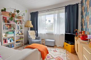 <p><span>Gelegen aan de Olympiadelaan in Antwerpen bevindt zich dit aangename appartement, in een vlot bereikbare buurt met winkels, openbaar vervoer en belangrijke invalswegen in de nabije omgeving.</span></p>
<p><span>Via de inkomhal betreden we vooraan de lichtrijke woon- en leefruimte op laminaatvloer. De grote raampartijen zorgen hier voor een aangename natuurlijke lichtinval. De huidige kleurrijke en speelse inrichting geeft het geheel bovendien een warme en eigenzinnige uitstraling en toont meteen de mogelijkheden van de ruimte.</span></p>
<p><span>Aansluitend bevindt zich de keuken op tegelvloer, uitgerust met een keramische kookplaat, oven en koelkast. Indien gewenst is hier eveneens een aansluiting voor een wasmachine voorzien.</span></p>
<p><span>Naast de keuken bevindt zich de badkamer, uitgerust met een ligbad, enkele wastafel en toilet.</span></p>
<p><span>Achteraan vinden we de bijzonder ruime slaapkamer. Dankzij de ligging aan de achterzijde van het gebouw geniet deze kamer van de nodige rust en een aangenaam groen uitzicht over de achterliggende tuinen.</span></p>
<p><span>Een fijne woonplek voor wie op zoek is naar een ruim en lichtrijk appartement met een vlotte verbinding naar het centrum van Antwerpen.</span></p>