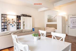 Op zoek naar een gezellige woonplek in het bruisende centrum van Leuven? Deze charmante studio aan de Mechelsestraat 60 biedt alles wat je nodig hebt op een toplocatie. De studio bevindt zich op wandelafstand van winkels, gezellige cafés, restaurants en het openbaar vervoer. Dankzij de centrale ligging geniet je van het stadsleven, terwijl je toch kan rekenen op een aangename en rustige woonomgeving. De studio beschikt over een lichtrijke leefruimte met open kitchenette en een aparte badkamer met douche, lavabo en toilet. De centrale ligging in het historische centrum en de goede verbinding met openbaar vervoer maakt dit een ideale woning voor een student of jonge starter. De huurprijs bedraagt 800 exclusief een maandelijkse kost van 90 euro voor de poets van de gemeenschappelijke delen, water, elektriciteit en verwarming. Interesse? Neem gerust contact op voor meer informatie via info@homies.be.