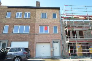 Ruime woning met garage met mooi open zicht op de vaart.Indeling:inkomhall, kelder, ruime garage met werkplaats, zonnige koer, badkamer met bad,...