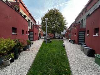 Deze charmante woning ligt in een gezellig doodlopend straatje, waar verschillende woningen samen uitkijken op een gezamenlijke binnentuin –...