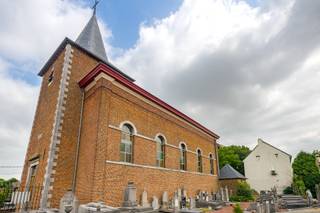 Wie een originele woongelegenheid of werkplek zoekt, vindt zeker zijn gading in deze kerk. Landelijk gelegen en dit in een kleine dorpskern weg van alle drukte.<br /><br />Neoclassicistische zaalkerk, gelegen in een ommuurd kerkhof, aan de westzijde toegankelijk via een hoge trap.<br />De toren werd gebouwd rondom de oude romaanse toren van silex, die tot op halve hoogte bewaard bleef, en binnenin zichtbaar is.<br />Bakstenen schip op hardstenen plint, onder zadeldak (leien); hoekpilasters; rondboogvensters met hardstenen lekdrempels.<br />Het orgel is beschermd als monument.<br /><br />Deze eigendom wordt aangeboden via het online biedplatform van Covast. Voor info, bezichtiging en het uitbrengen van een bod uit te brengen, kunt u contact nemen met ons kantoor op het nummer 012 23 00 23 of mailen aan roland@immo-leroi.be.<br /><br />De instelprijs bedraagt € 115.000. Het bod is exclusief makelaarsereloon en verkoopbelastingen; deze kosten zijn ten laste van de koper.<br />De eerste biedingsfase loopt tot en met 4 september 2026 om 15u00.