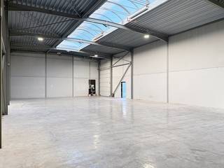 Deze instapklare nieuwbouw KMO-unit te huur komt met 2 privé parkeerplaatsen. Deze unit maakt deel uit van het moderne project Heermeers in Evergem, ideaal gelegen nabij de Gentse zeehaven en op een steenworp van de Westbekesluis. Met een uitstekende bereikbaarheid via de R4 en N9 is deze locatie perfect voor ondernemers die een vlotte verbinding en een strategische ligging waarderen.Oppervlakte: 225 m² + 78 m² mezzanine Specificaties: - Vrije hoogte: 6 meter- Staalstructuur: architectonisch beton &amp; aluminium sandwichpanelen- Geïsoleerd steeldeck met lichtstraat- Automatische sectionaalpoort 4m (b) x 4,5m (h) - Polybetonvloer (draagkracht 2,5T/m²)- Vermogen KVA (3x400V) - 40A- Individuele tellers EW- Internetaansluiting- Raampartijen Beschikbaarheid:Onmiddellijk beschikbaar.Hebt u interesse in dit nieuwbouw magazijn te huur in Evergem? Neem contact op via 09 245 35 35 of business.gent@dewaele.com.