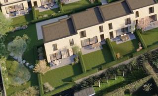Ontdek de 2e fase van Hof ter Vichten, een kleinschalig woonproject waar modern wooncomfort, rust en een centrale ligging perfect samenkomen. Dit Eribo-project omvat 12 stijlvolle woningen, verdeeld over halfopen en gesloten bebouwingen, telkens met 3 ruime slaapkamers en een aangename, private tuin. <br /><br />4 woningen beschikken over een inpandige garage. 8 woningen beschikken over een privatieve carport met afsluitbare berging. De afgesloten tuinen zijn bovendien vlot bereikbaar via een aparte toegangsweg – praktisch én veilig.<br /><br />Binnen geniet je van een hoogwaardige afwerking, met onder meer aluminium buitenschrijnwerk, uitstekende thermische en akoestische isolatie en hedendaags wooncomfort. Dankzij zonnepanelen, een warmtepomp en vloerverwarming woon je niet alleen comfortabel, maar ook energiezuinig en klaar voor de toekomst.<br /><br />De verkoop is nú gestart, de werken zijn al volop bezig! Ontdek jouw nieuwe thuis in Hof ter Vichten! Voor meer info of een bezoek ter plaatse: contacteer ons via ben@eribo.be of 0488/942.643.