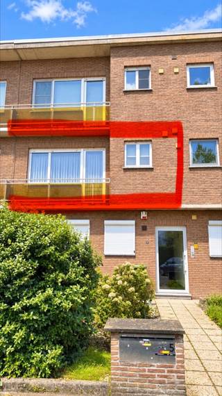 Appartement gelegen op het 1ste verdiep in een rustige doodlopende straat .<br />Overal voorzien van rolluiken.<br />De keuken is gerenoveerd in 2021 door Dovy.<br />De badkamer is sinds 2024 gerenoveerd ook de vloer in de gang is toen vernieuwd .<br />Er zijn 2 slaapkamers waarvan 1 grote en 1 kleine die nu als dressing / bergruimte wordt gebruikt .<br />Het aparte toilet is ook in 2024 gerenoveerd.<br />De garage is achter het appartement gelegen en heeft een elektrische sectionaalpoort .<br />Geen immokantoren aub.