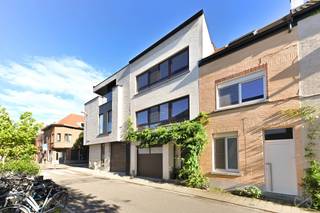 <p><span>Het gebouw werd recent volledig gerenoveerd en bestaat uit een ruime garage op het gelijkvloers en twee instapklare appartementen op de eerste en tweede verdieping. Elk appartement beschikt over een bewoonbare oppervlakte van 63 m² en omvat een lichtrijke leefruimte, een volledig ingerichte keuken, twee volwaardige slaapkamers, een badkamer en een aangenaam terras.<br /><br /></span><span>Voor investeerders is de ligging een absolute meerwaarde. De rustige, doodlopende straat geeft rechtstreeks uit op het Becker-Remyplein, waar elke woensdag een levendige buurtmarkt plaatsvindt. Op amper vijf minuten wandelen bereikt u het station van Leuven, een van de belangrijkste mobiliteitsknooppunten van Vlaanderen. Dankzij deze uitstekende bereikbaarheid, gecombineerd met de nabijheid van het stadscentrum, scholen, winkels en grote werkgevers zoals de KU Leuven en UZ Leuven, blijft de verhuurvraag in deze buurt bijzonder groot.<br /><br /></span><span>Ook de eigendomsstructuur vormt een belangrijke troef. Gebouwen met slechts twee appartementen zijn vandaag uiterst schaars op de Leuvense vastgoedmarkt. U geniet van alle voordelen van een appartementsgebouw, zonder de nadelen van een klassieke mede-eigendom: geen syndicus, geen maandelijkse gemeenschappelijke kosten, geen algemene vergaderingen en geen discussies met andere mede-eigenaars over investeringen of beheer. Dat resulteert in lagere kosten, een eenvoudiger beheer en een maximale controle over uw investering.<br /><br /></span><span>Dankzij de recente totaalrenovatie verkeert het gebouw bovendien in uitstekende staat, waardoor u de komende jaren geen grote investeringen hoeft te voorzien. De ruime garage op het gelijkvloers biedt extra verhuurmogelijkheden, bijkomende opslagruimte of een aantrekkelijke meerwaarde voor huurders.<br /><br /></span><span>Of u nu kiest voor een volledig verhuurde opbrengsteigendom of zelf één appartement wenst te bewonen en het andere verhuurt, dit gebouw combineert een uitstekende ligging, een beperkt beheer, een hoge verhuurbaarheid en een sterk langetermijnpotentieel. Een dergelijk kleinschalig investeringspand op wandelafstand van het station van Leuven komt slechts zelden op de markt.</span></p>