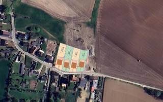 Droomt u van wonen in het hart van de Vlaamse Ardennen? Ontdek deze vier prachtig gelegen bouwgronden voor open bebouwing in de Ellestraat te Maarkedal.<br />Geniet van een rustige, landelijke omgeving met een prachtig uitzicht over de achterliggende velden, terwijl dagelijkse voorzieningen en verbindingswegen vlot bereikbaar blijven.<br />Samen met Plan & Bouw realiseert u een woning volledig op maat van uw wensen, stijl en budget.<br />Troeven van dit project:
<ul>
<li>Open bebouwing</li>
<li>Rustige ligging in de Vlaamse Ardennen</li>
<li>Vrij uitzicht op de velden</li>
<li>Volledig bouwen op maat</li>
<li>Mogelijkheid tot bouwen aan 6% btw (onder voorwaarden)</li>
</ul>
Persoonlijke begeleiding van ontwerp tot oplevering<br />Interesse in één van deze unieke bouwgronden? Neem contact op voor meer informatie over de beschikbare loten en de bouwmogelijkheden.