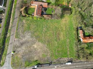<p><span>Tussen Moerbeke en Klein Sinaai</span><span><br />Dit stukje paradijs situeert zich aan de schilderachtige Oostvaart, omgeven door weelderig groen, idyllische weilanden en een Vlaamse kasseistrook. <br />De locatie biedt niet alleen een serene rust, maar ook gemakkelijke toegang tot alle voorzieningen en uitstekende bereikbaarheid.<br /><br /></span><span>Bouwgrond van 908m² - voor open bebouwing<br /></span><span>Dit bouwlot is bestemd voor open bebouwing en is vrij van bouwverplichting. <br />Het perceel is bouwrijp en voorzien van alle nodige aansluitingen, waardoor je direct aan de slag kunt met het verwezenlijken van jouw droomhuis.<br /><br />De verkavelingsvoorwaarden laten de realisatie van een open bebouwing toe,<br />bestaande uit 2 bouwlagen,<br />met het gelijkvloers tussen 9 en 18 meter en de verdieping tussen 9 en 15 meter diep.<br /><br /><br /></span></p>