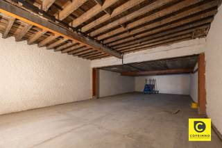 <h2><span>Entrepôt/garage unique d'environ 360 m² à vendre sur la Markgravelei </span></h2><p><span>Bienvenue dans cet espace de garage et d'entrepôt exceptionnellement spacieux d'environ 360 m², situé à un emplacement stratégique sur la Markgravelei. Un bien de cette superficie, avec un tel agencement et des possibilités d’utilisation aussi variées, est particulièrement rare à cet emplacement et offre une opportunité unique aux entrepreneurs, investisseurs et particuliers.</span></p><p><span>Derrière la magnifique façade authentique se cache un espace étonnamment vaste et polyvalent qui peut être aménagé entièrement selon vos propres souhaits. Pensez par exemple à une entreprise de construction locale, un installateur, un atelier, une collection de voitures de collection, un site de commerce en ligne, un espace de stockage, un atelier ou une combinaison de bureaux et d'espace de stockage.</span></p><h3><span>Vaste rez-de-chaussée</span></h3><p><span>Le rez-de-chaussée offre une superficie d’environ 218 m² et a récemment été doté d’un nouveau sol en béton, ce qui permet de limiter les travaux de rénovation à cet étage.</span></p><p><span>L'accès se fait par un portail automatique d'environ 3,80 m de large et 2,20 m de haut, ce qui permet un accès aisé aux véhicules, au matériel et aux marchandises. Cet espace ouvert peut être aménagé entièrement selon les besoins du nouveau propriétaire.</span></p><h3><span>Espaces supplémentaires aux étages</span></h3><p><span>Au premier étage, d’une superficie d’environ 80 m², se trouvent trois pièces. Une partie de celles-ci est déjà revêtue de plaques de plâtre et peut être aménagée et optimisée selon vos goûts. Ces espaces se prêtent parfaitement à l’aménagement de bureaux, de salles de réunion, d’ateliers ou d’espaces de travail auxiliaires.</span></p><p><span>Le deuxième étage, d’une superficie d’environ 62 m², comprend également trois pièces. Cet étage offre lui aussi de nombreuses possibilités et peut parfaitement être aménagé en espace de bureau, atelier, local de stockage ou espace polyvalent.</span></p><p><span>Les deux étages sont équipés du chauffage et disposent déjà de sanitaires avec toilettes. Il est en outre possible d’aménager une cuisine et/ou une salle de bains.</span></p><p><span>La combinaison d’un charme authentique, d’une superficie exceptionnelle, d’un accès pratique, de plusieurs étages et de possibilités d’utilisation polyvalentes fait de ce bien une offre exceptionnelle.</span></p><p><span> </span></p><h3><span>Les atouts en bref</span></h3><ul><li><span>Immeuble unique et rare situé sur la Markgravelei</span></li><li><span>Surface totale d’environ 360 m²</span></li><li><span>Nouveau sol en béton au rez-de-chaussée</span></li><li><span>Porte automatique d’environ 3,80 m de large et 2,20 m de haut</span></li><li><span>Toitures en bon état</span></li><li><span>Installation électrique conforme</span></li><li><span>Sans amiante</span></li><li><span>Installations sanitaires déjà en place</span></li><li><span>Nombreuses possibilités d'utilisation : entreprise, atelier, entrepôt, e-commerce, bureaux, voitures de collection, entreprise de construction, travaux d'installation…</span></li><li><span>Un local pouvant être aménagé selon vos propres souhaits</span></li></ul><p><span> </span></p><p><span>Une opportunité unique dans un emplacement stratégique sur la Markgravelei pour ceux qui recherchent de l'espace, de la flexibilité et des possibilités.</span></p>