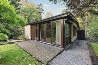 <p><span>Charmante laagbouwwoning met 2 slaapkamers op groot perceel in Schilde</span><span><br /><br />Op zoek naar een plek waar je elke dag geniet van rust en groen? Aan de </span><span>Hoeklaan 12</span><span> in </span><span>Schilde</span><span> vinden we deze </span><span>charmante laagbouwwoning met 2 slaapkamers</span><span>. De bomen en de aangelegde tuin zorgen voor een sfeervolle omgeving waar het heerlijk thuiskomen is.</span></p><p><span><br />De leefruimte heeft grote raampartijen, die het groen als het ware naar binnen halen. De aansluitende keuken beschikt naast een Bosch inductiekookplaat, oven, koelkast en vaatwas, ook over heel wat kastruimte, een lichtkoepel en rechtstreekse toegang tot het terras. Verder zijn er twee slaapkamers en een badkamer met ligbad/douche en een wastafelmeubel.</span></p><p><span><br />Ook buiten is het genieten. De </span><span>tuin met volwassen beplanting en terras</span><span> biedt fijne plekjes voor een rustig ontbijt, een gezellige barbecue of een ontspannen avond tussen het groen.</span></p><p><span>De woning ligt in de </span><span>bosrijke omgeving van Kotsbos</span><span>, met tal van wandel- en fietsmogelijkheden in de buurt. De omliggende dorpskernen van Sint-Antonius, Sint-Job-in-’t-Goor en Schilde bieden winkels, horeca en dagelijkse voorzieningen.</span></p><p><span><br />Voor het comfort is er centrale verwarming op gas, aangevuld met drie Daikin-airco-units die zowel verwarmen als koelen. De woning valt binnen het BPA ‘Kotsbos’, waar </span><span>permanente bewoning is toegestaan</span><span>.</span></p><p><span>De opmaak van het bestaande EPC dateert van vóór de plaatsing van de nieuwe CV ketel, de Daikin toestellen en (deels) nieuwe ramen.</span></p><p><span><br /></span><span>Troeven</span><span><br />- Rustige, groene ligging in Schilde<br />- Ruim perceel met aangelegde tuin en terras<br />- Twee slaapkamers<br />- Centrale verwarming op gas<br />- Daikin airco-units voor verwarmen en koelen<br />- Permanente bewoning toegestaan binnen BPA ‘Kotsbos’</span></p><p><span><br /></span><span>Ben jij geïnteresseerd in deze leuke woning te Schilde, ben je op zoek naar ander vastgoed of wens je de waarde van jouw eigendom te kennen? Dan ben je bij BOLT immo aan het juiste adres! Wij helpen jou graag verder.</span></p><p><span> </span></p>