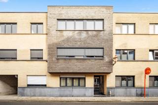 Dit prachtig en hoogwaardig afgewerkt, recent appartement met 2 slaapkamers is gelegen nabij het centrum van Tienen. Het appartement bevindt zich op de tweede verdieping en is bereikbaar via een ruime moderne lift. U komt binnen in de grote living met open keuken (34m²). Via een dubbel schuifraam komt u op het terras. Naast de keuken bevindt zich een berging/wasplaats. Het appartement beschikt over 2 slaapkamers en één badkamer met WC, modern lavabomeubel en een ruim hoek-ligbad. Ondergronds bevindt zich eveneens een privé-autostaanplaats met aansluitende kelderberging. Alle nutsvoorziening zijn individueel. Het appartement is volledig geïsoleerd. Gemeenschappelijke kosten bedragen € 165/maand. Voor meer info en/of een bezichtiging, contacteer ons via mail!<br />
