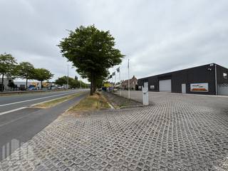 Functioneel bedrijfsgebouw te koop op een uitstekende <strong>zichtlocatie </strong>langs de <strong>N44</strong>. De site is zeer goed bereikbaar, vlak aan de N44 met een vlotte verbinding richting de E40 & de E34. Hierdoor is er een vlotte ontsluiting richting Gent, Antwerpen, Brussel en de kust. <br /><br />De magazijnruimte heeft een oppervlakte van 1.300 m² op een perceel van 2.170 m² en beschikt over een 5,5 meter vrije hoogte. De ruimte is toegankelijk via een afzonderlijke toegangsdeur en <strong>5 sectionale poorten</strong>. De loods is opgedeeld en uitgerust met lichtstraten en rookluik, een polybetonvloer en heteluchtblazers op gas. Tevens is de site voorzien van <strong>buitenverharding </strong>met voldoende parkeer- en manoeuvreerruimte.<br /><br />Heeft u interesse of wenst u graag meer details over dit aanbod? Neem contact op met <strong>Giel PANORAMA B2B</strong> voor meer info, plannen of een vrijblijvend plaatsbezoek via <strong>0477 02 09 02</strong>.